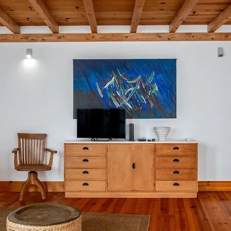 Breezy Sunlit Loft In Porto Brandao Caparica